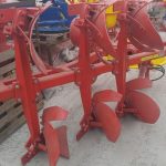 Plug reversibil hidraulic cu 3 trupite. KONING Greutate 650 kg. Putere necesara 60-80 CP. Adancime lucru 22-35 cm. Latime lucru 140 cm. Garda sol 62 cm. Randament 5-7 ha/ zi