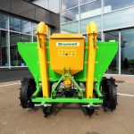 Maşină de plantat cartofi pe două rânduri 300 kg cu Fertilizare Model S39/1 FS